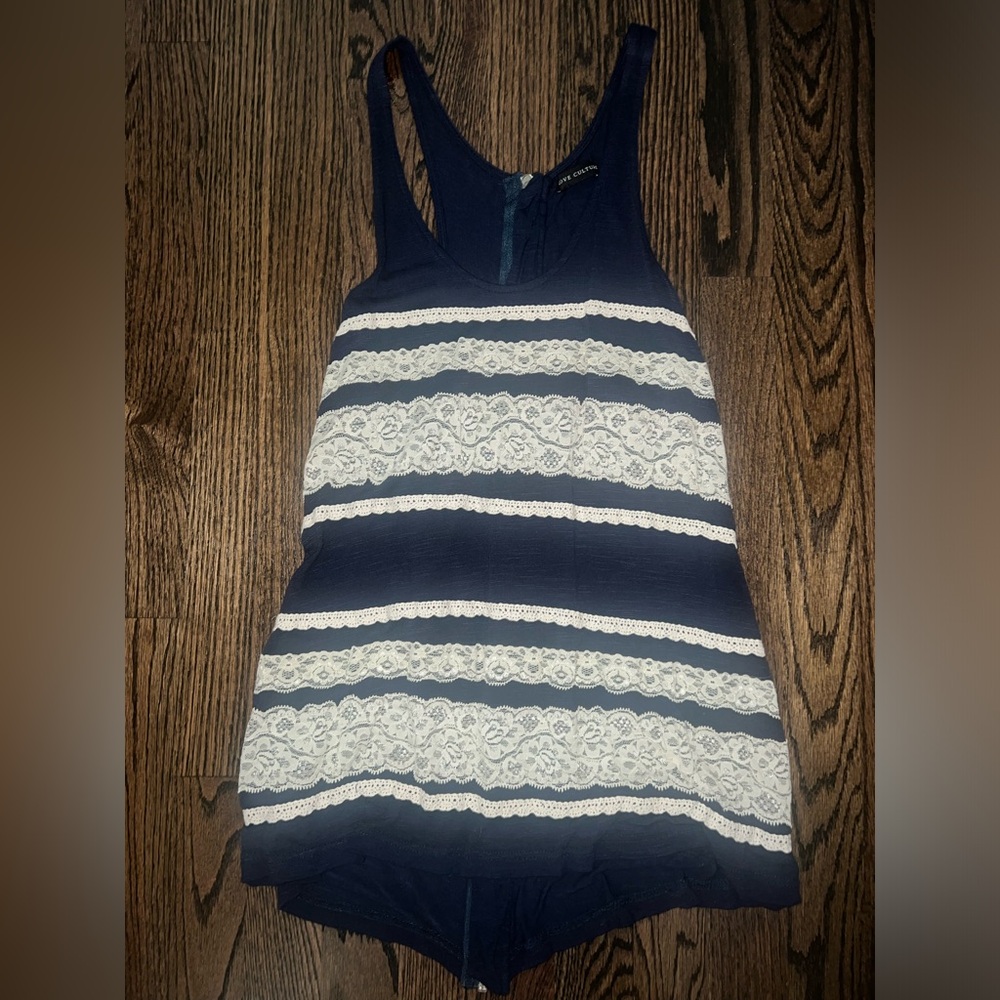 Women’s Love Culture Top (Size Medium)